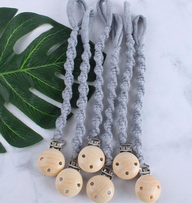 Attache Tétine Macramé Amory Atelier Macramé gris avec plante verte