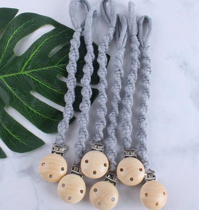 Attache Tétine Macramé Amory Atelier Macramé gris avec plante verte