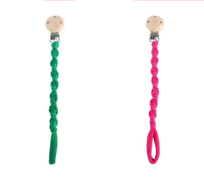 Attache Tétine Macramé Amory Atelier Macramé vert et rose sur fond blanc