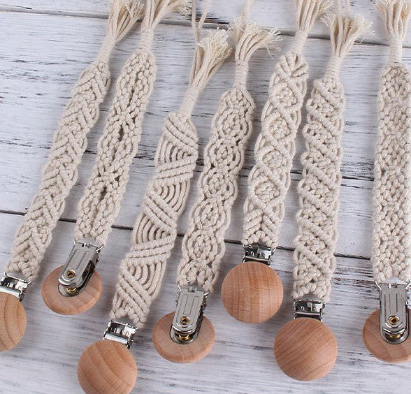 Attache Tétine Macramé Hortence Atelier Macramé clips en bois