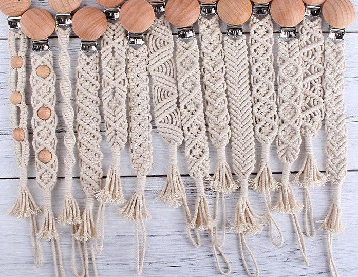 Attache Tétine Macramé Hortence Atelier Macramé sur une table grise