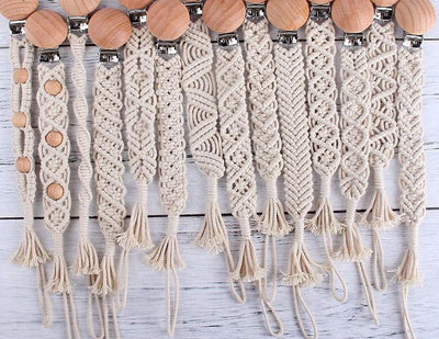 Attache Tétine Macramé Hortence Atelier Macramé sur une table grise