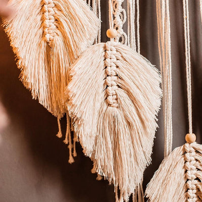 Attrape rêve en macrame Ana de la boutique Atelier Macrame zoom sur les plumes