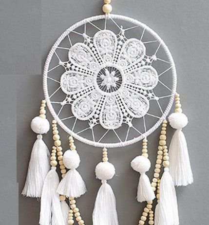 Attrape Rêve Milho Atelier Macramé sur un mur gris