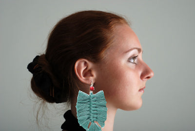 Boucle d'oreille Macramé sur une femme