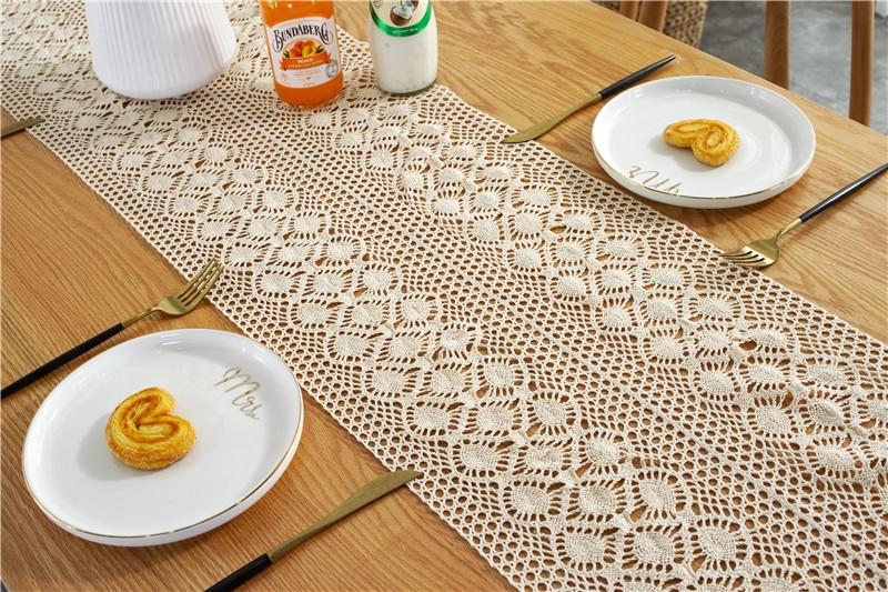 Chemin de Table en Macramé sur une table