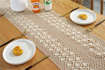 Chemin de Table en Macramé sur une table