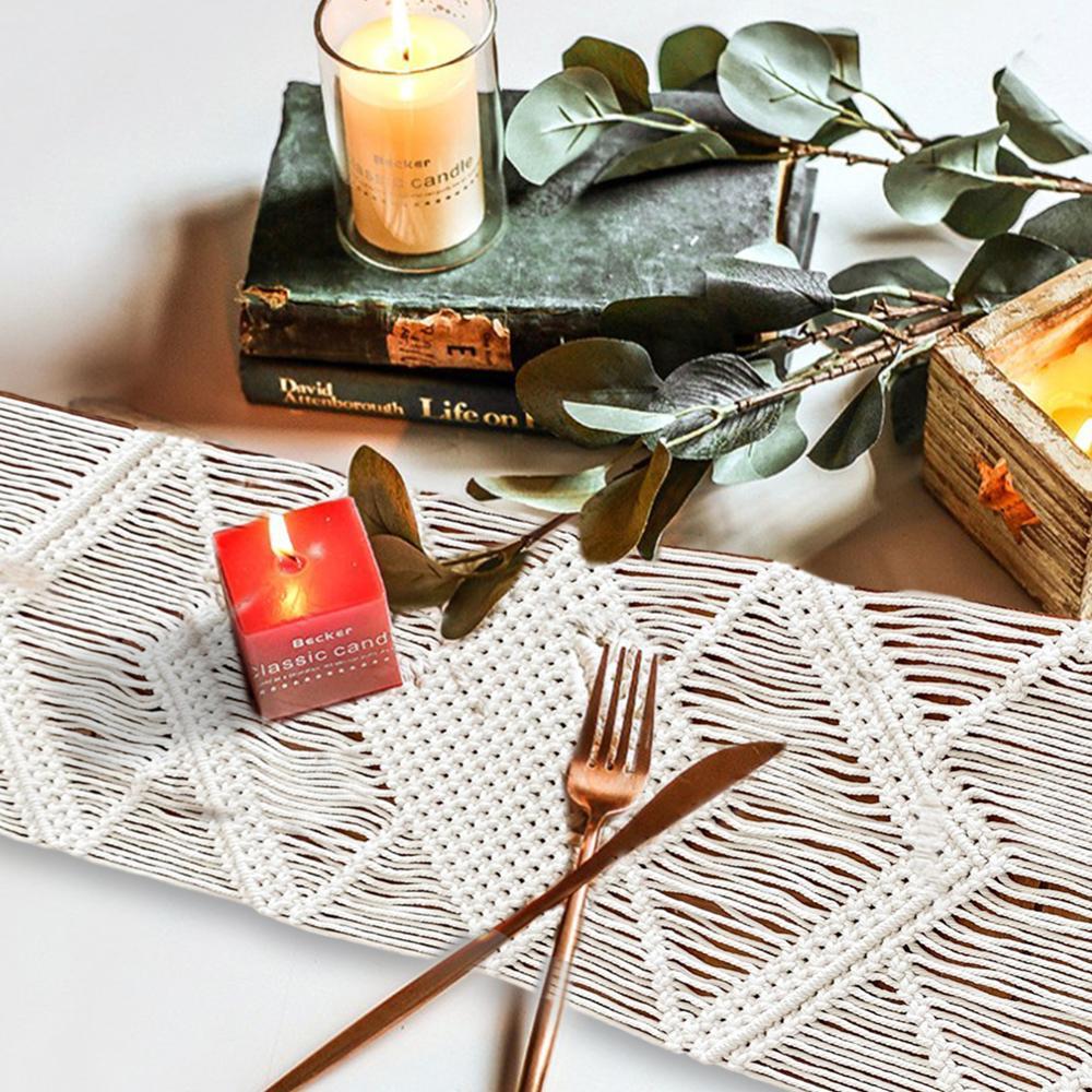 Chemin de Table en Macramé sur une table