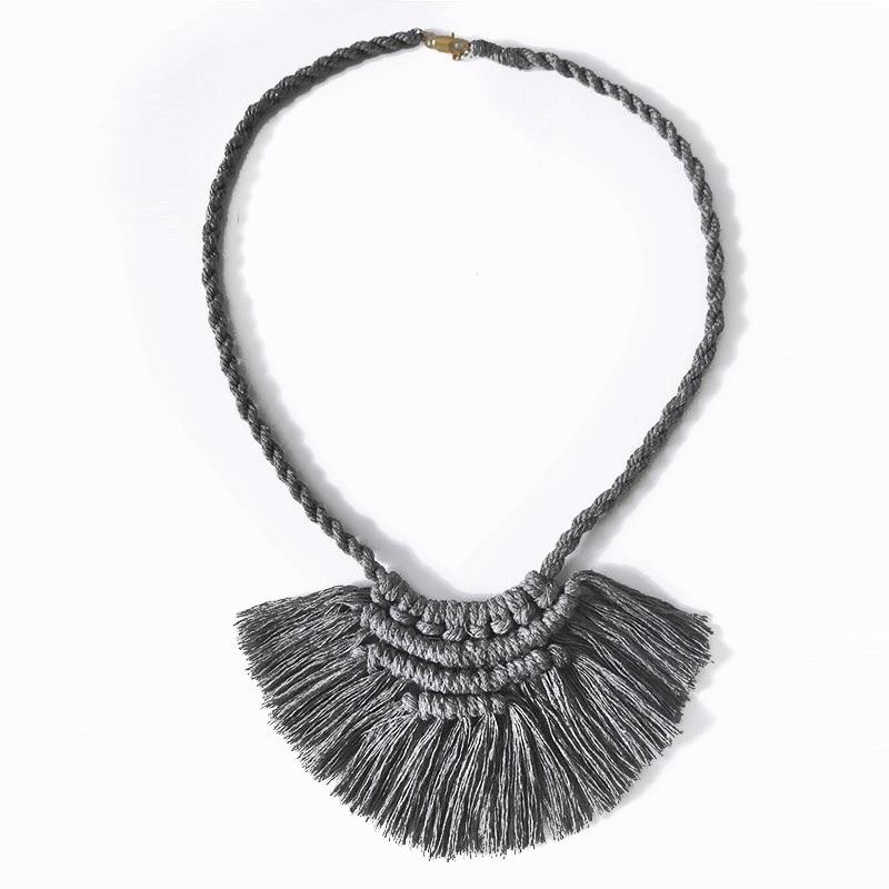 Collier en Macramé sur fond blanc