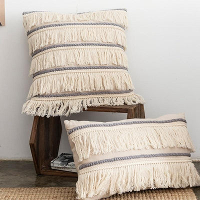 Coussin Macramé Ales Atelier Macramé sur une étagère en bois