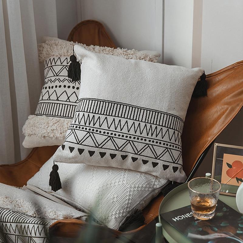 Coussin Macramé Leonor Atelier Macramé sur une chaise en cuir