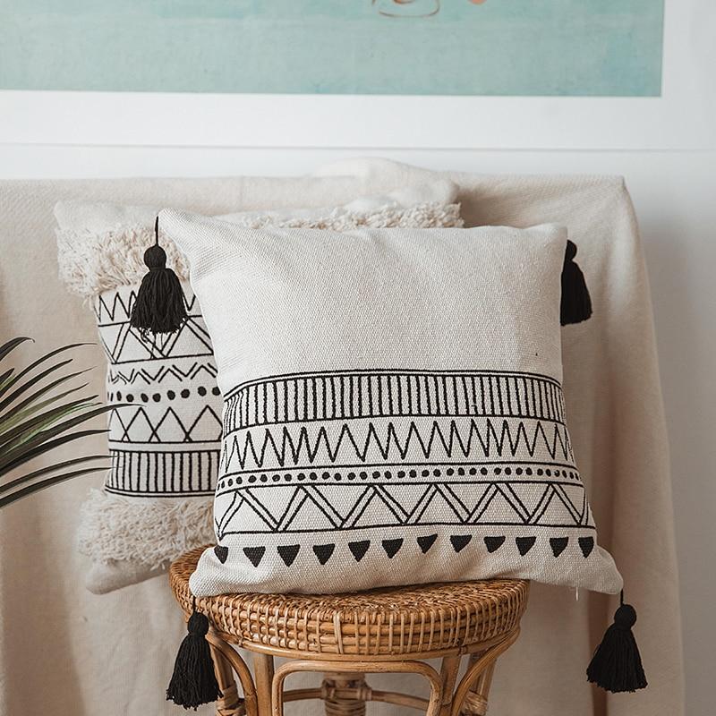 Coussin Macramé Norma Atelier Macramé sur un tabouret