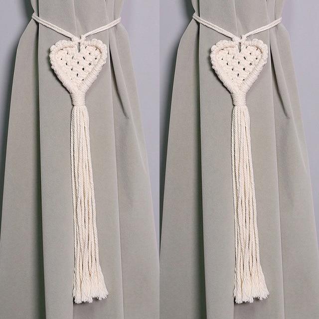 Embrasse Rideau Macramé Coeur Atelier Macramé deux attaches rideaux en forme de coeur sur un mur gris