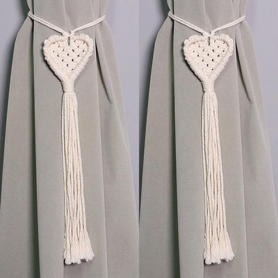Embrasse Rideau Macramé Coeur Atelier Macramé deux attaches rideaux en forme de coeur sur un mur gris