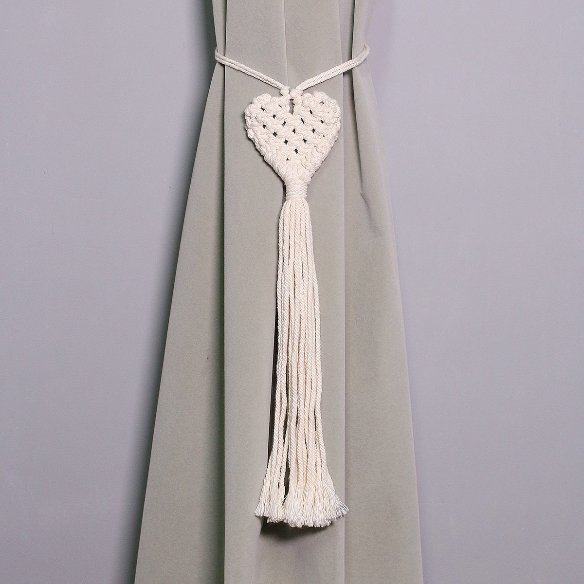 Embrasse Rideau Macramé Coeur Atelier Macramé sur un rideau gris sur un mur gris