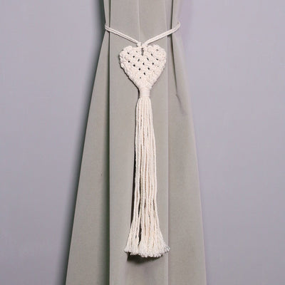 Embrasse Rideau Macramé Coeur Atelier Macramé sur un rideau gris sur un mur gris