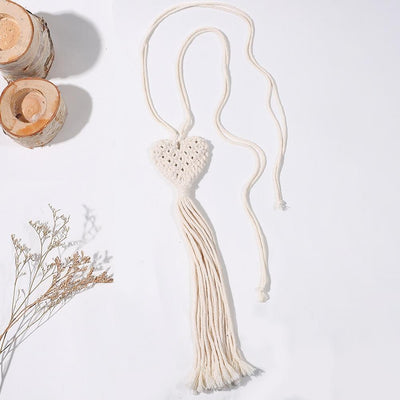 Embrasse Rideau Macramé Coeur Atelier Macramé sur une table blanche avec des plantes