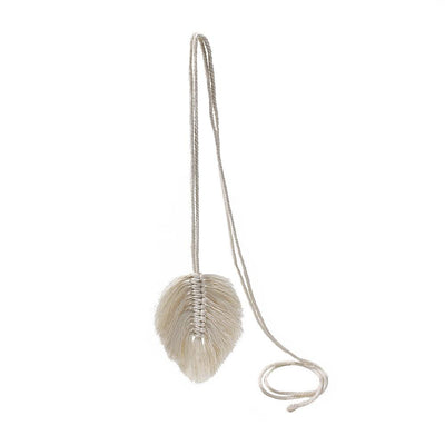 Embrasse Rideau en Tissue Olivine Atelier Macramé sur fond blanc