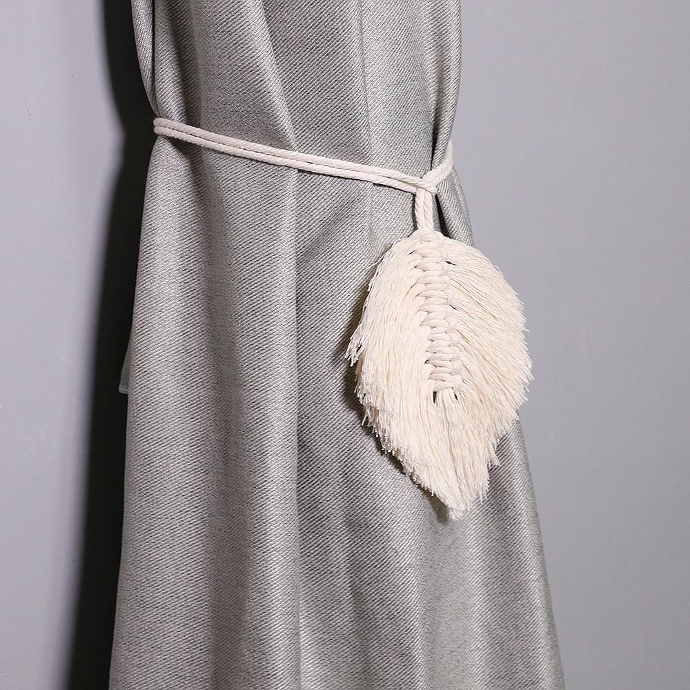 Embrasse Rideau en Tissue Olivine Atelier Macramé sur un rideau gris