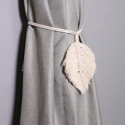 Embrasse Rideau en Tissue Olivine Atelier Macramé sur un rideau gris