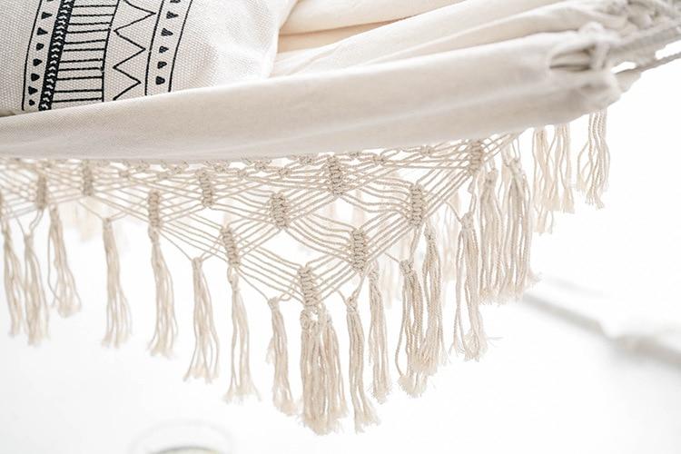 Hamac Macramé Kellyn Atelier Macramé détails sur les franges en coton dans un salon