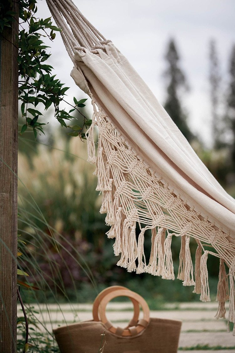 Hamac Macramé Kellyn Atelier Macramé dans un jardin détails sur les franges en coton