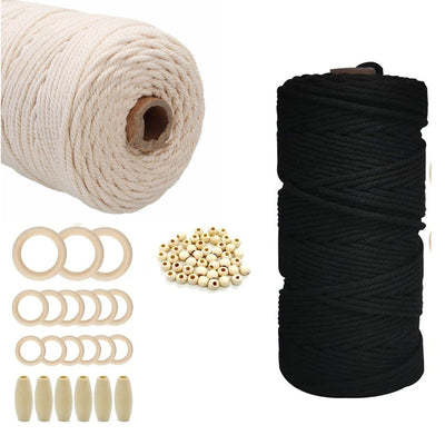 Kit Débutant Macramé Oxana Atelier Macramé avec fil en blanc et en noir et également des perles rondes et ovales.