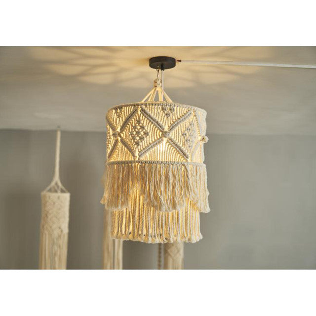 Lustre Macramé Linette Atelier Macramé allumé et accroché au plafond