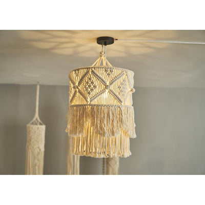 Lustre Macramé Linette Atelier Macramé allumé et accroché au plafond