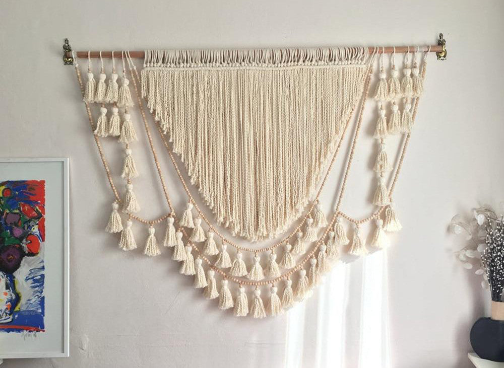 Macramé Mural XXL sur un mur blanc