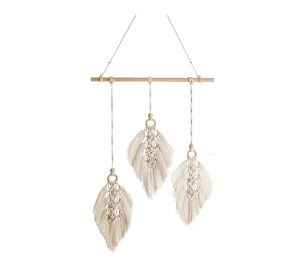 Plume Macramé Macramé Mural Dena Atelier Macramé sur fond blanc