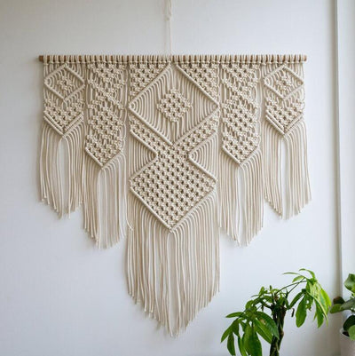 Macramé Mural Dorine Atelier Macramé sur un mur blanc