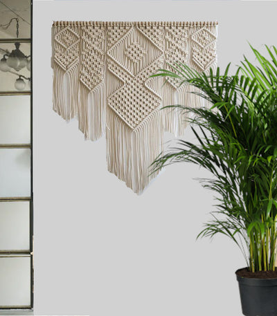 Macramé Mural Dorine Atelier Macramé avec une plante verte