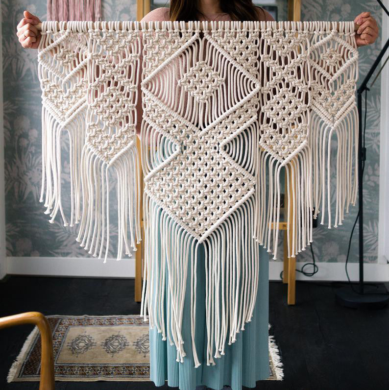 Macramé Mural Dorine Atelier Macramé avec un tapis et un mur bleu