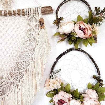 Macramé Mural Evelyne Atelier Macramé avec décor de fleurs