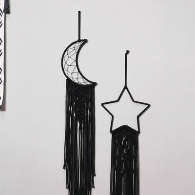 Macramé noir sur un mur gris