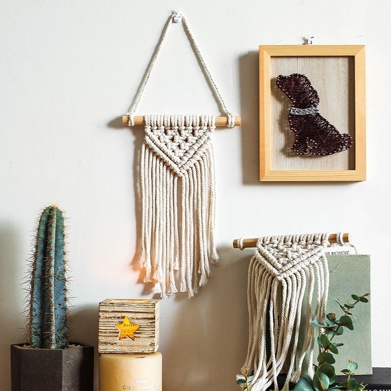 Macramé Mural Loëza Atelier Macramé avec un tableau avec un chien
