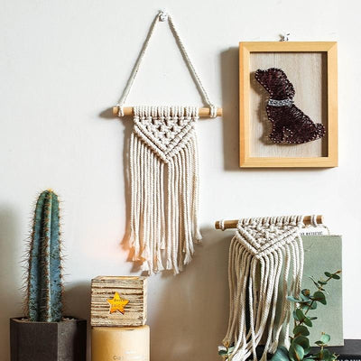 Macramé Mural Loëza Atelier Macramé avec un tableau avec un chien