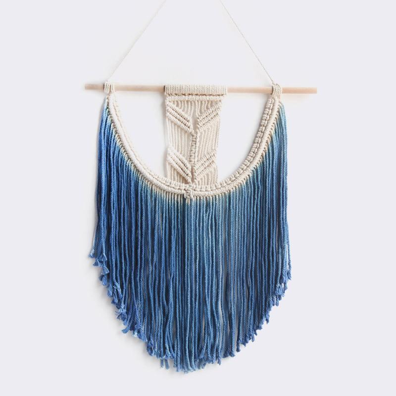 Macramé Mural Mathilda Atelier Macramé couleur bleu ciel sur fond blanc