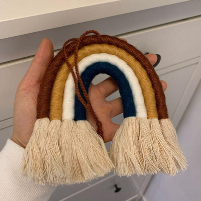 Arc en Ciel en Macramé dans une main