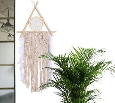 Macramé Mural Selim Atelier Macramé sur un mur blanc avec une fenêtre et une plante verte