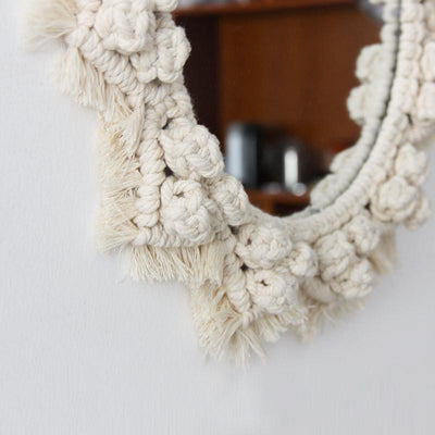 Miroir en Macramé Cloudy Atelier Macramé plan sur le tressage
