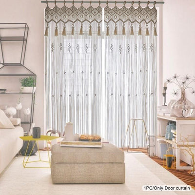 Rideau Macramé Brie Atelier Macramé devant une fenêtre et un mur blanc avec une table jaune