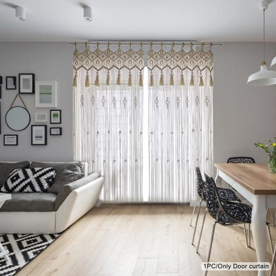 Rideau Macramé Brie Atelier Macramé dans un salon avec un canapé gris