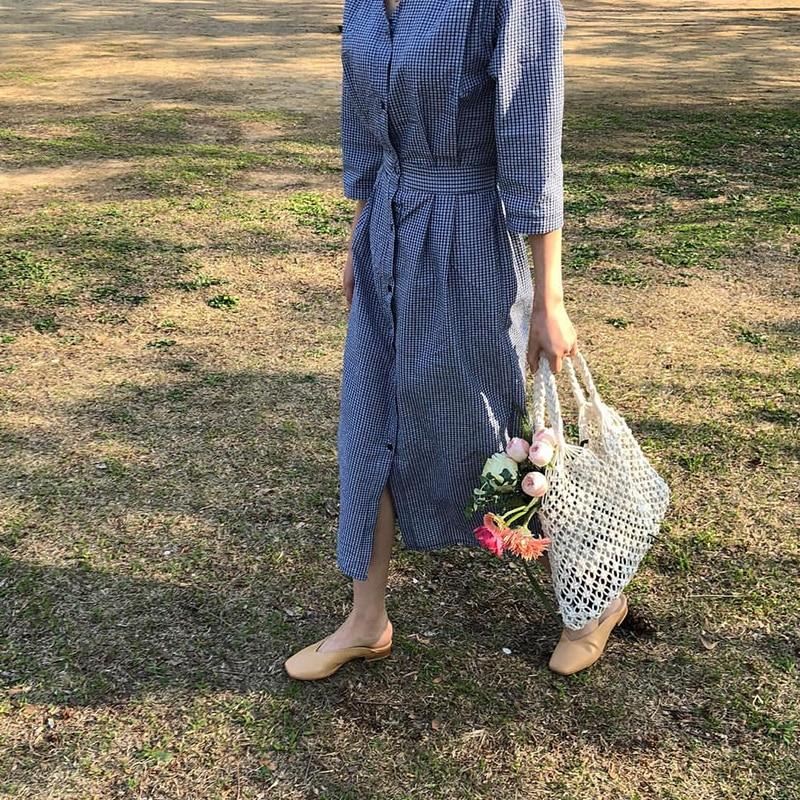 Sac Filet Macramé blanc porté par une femme