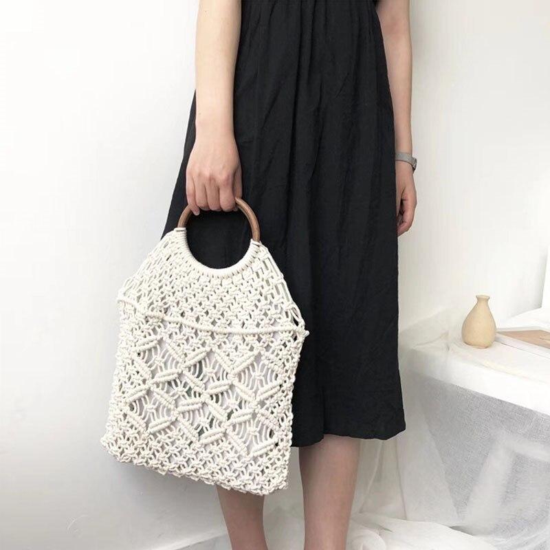 Sac à Main en Macramé blanc avec une robe noir
