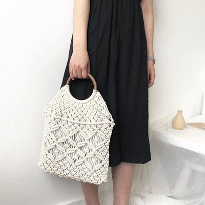 Sac à Main en Macramé blanc avec une robe noir