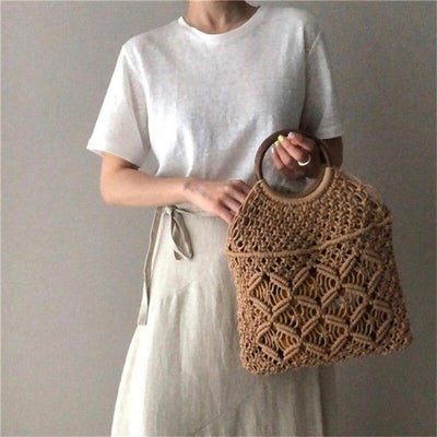 Sac à Main en Macramé beige avec une robe blanche