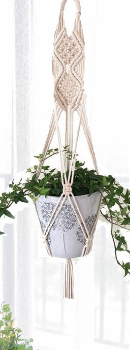 Suspension Macrame Kelliana Atelier Macramé devant une fenêtre