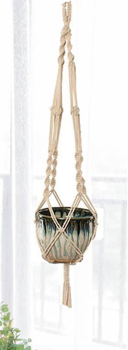 Suspension en macramé Leopoldine Atelier Macramé devant une fenetre